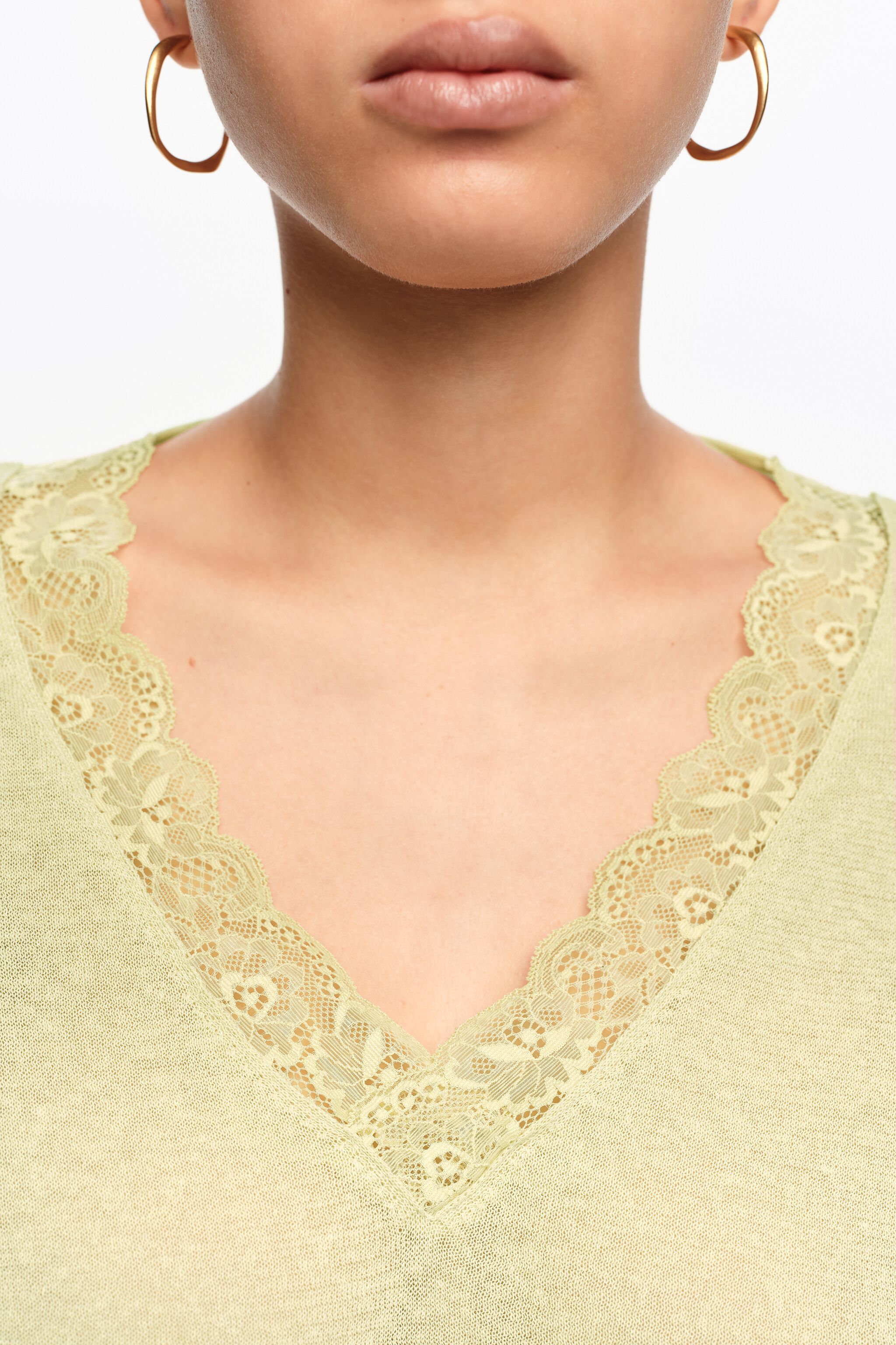 Light green short sweater in cotton linen and lace