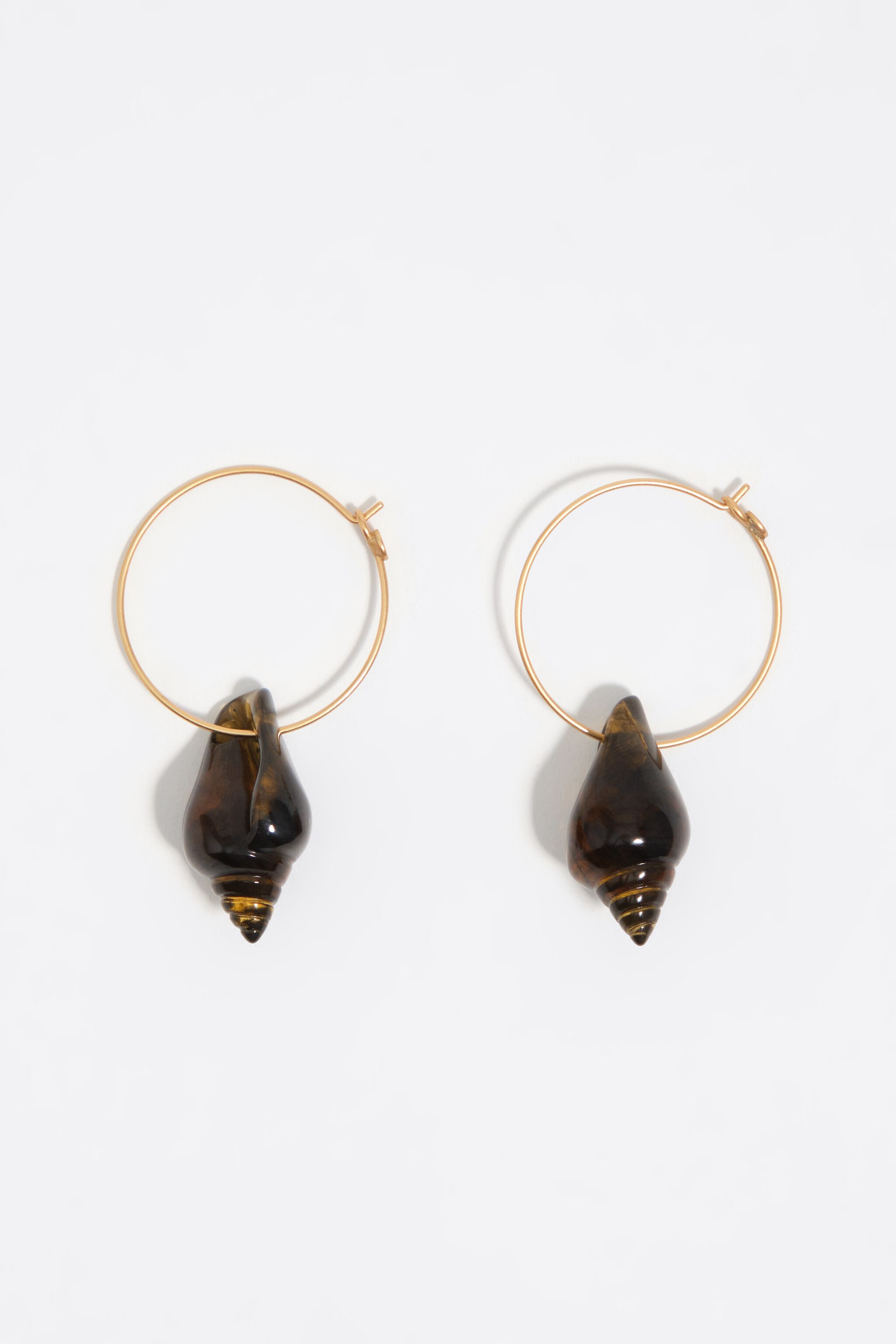Amber resin seashell hoop earrings