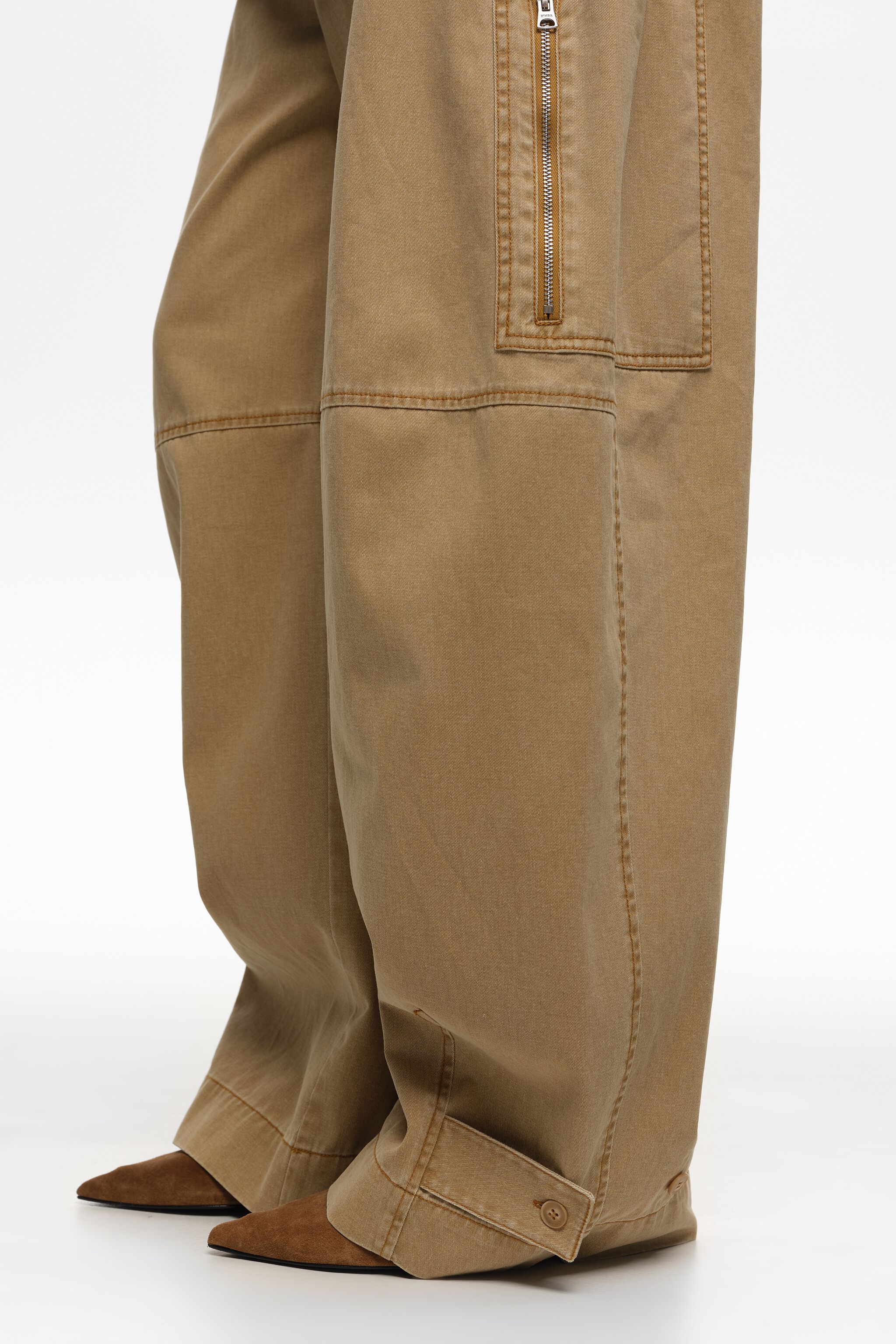 Brown suede mid court shoe