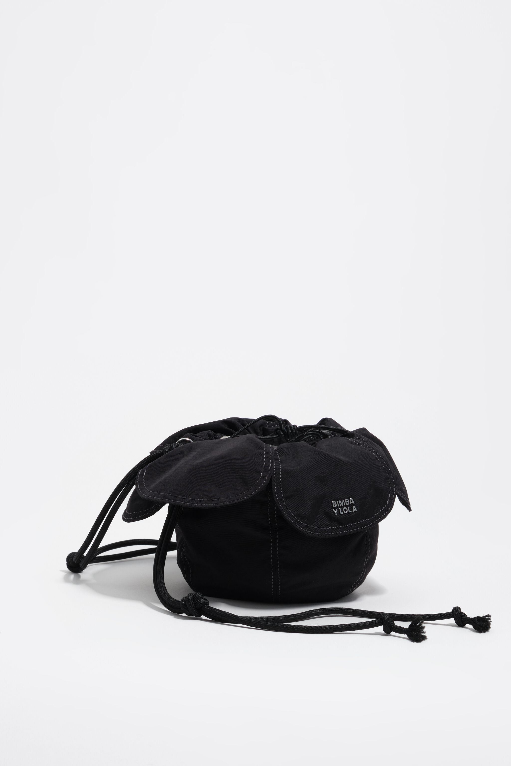 Black woven Pétalo bag