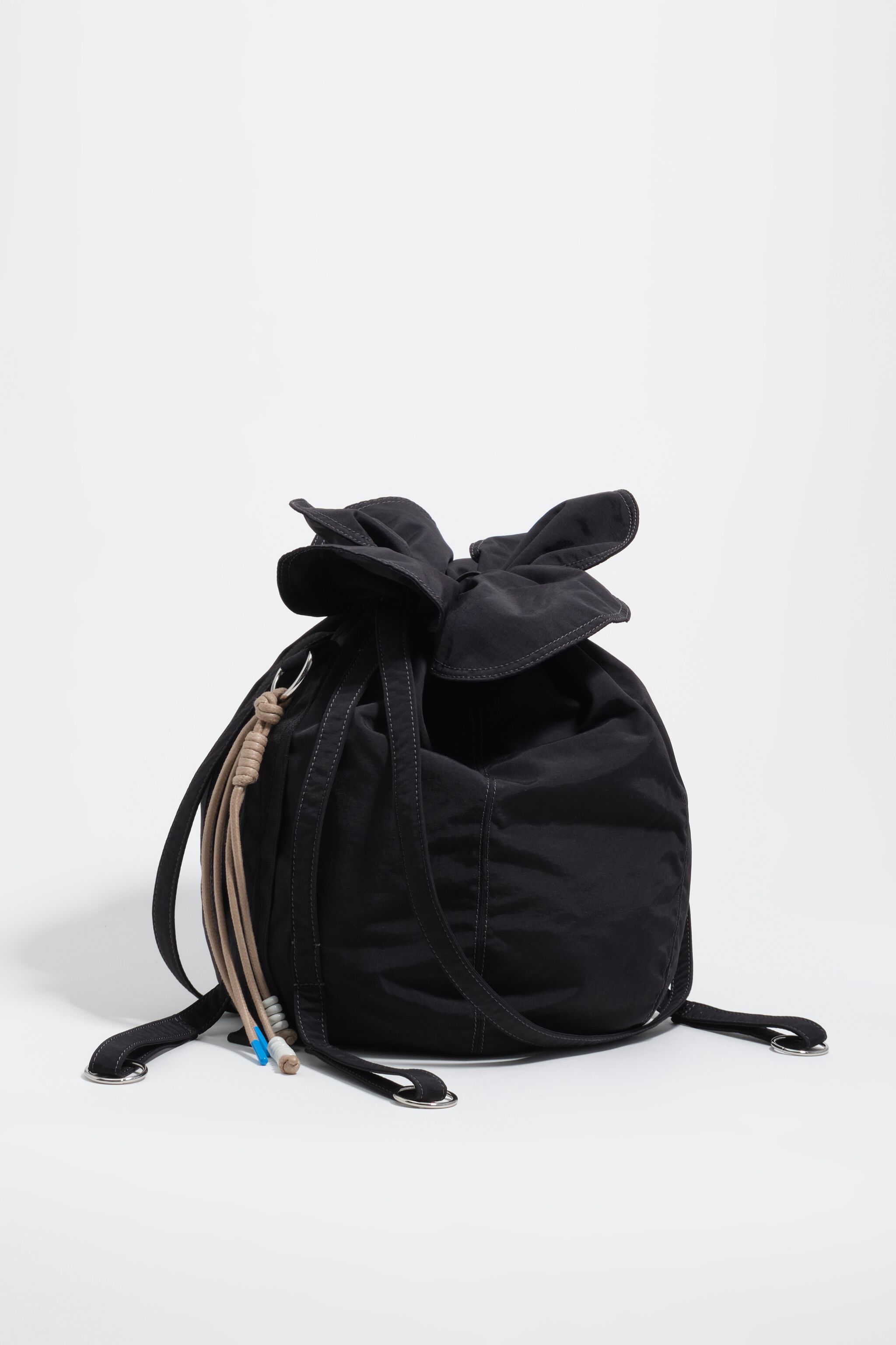 Black woven large Pétalo bag